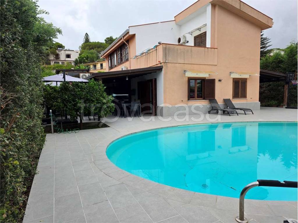 casa indipendente in vendita ad Altavilla Milicia in zona Torre Colonna