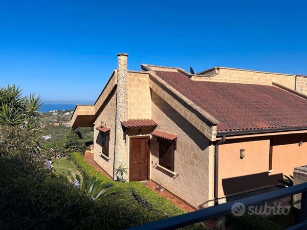 casa indipendente in vendita ad Altavilla Milicia