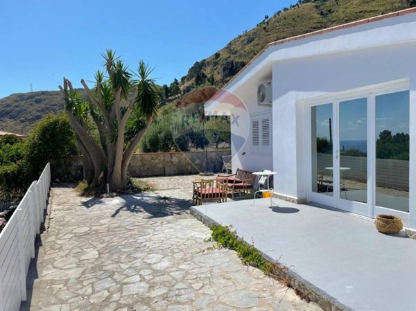 casa indipendente in vendita ad Altavilla Milicia in zona Torre Colonna