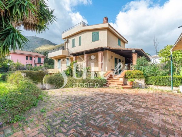 casa indipendente in vendita ad Altavilla Milicia in zona Torre Colonna