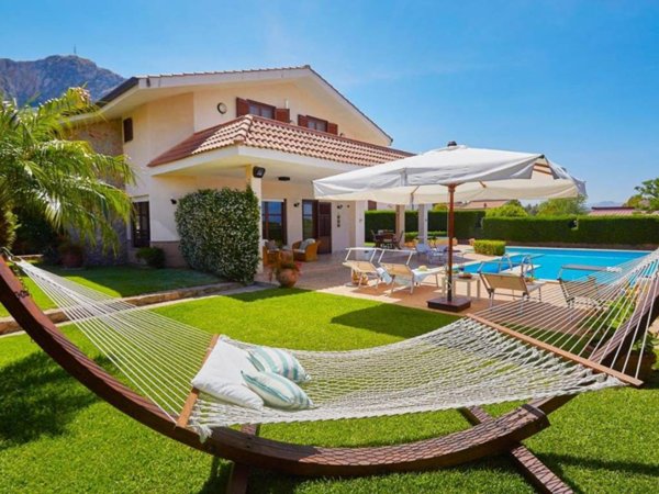 casa indipendente in vendita ad Altavilla Milicia in zona Torre Colonna