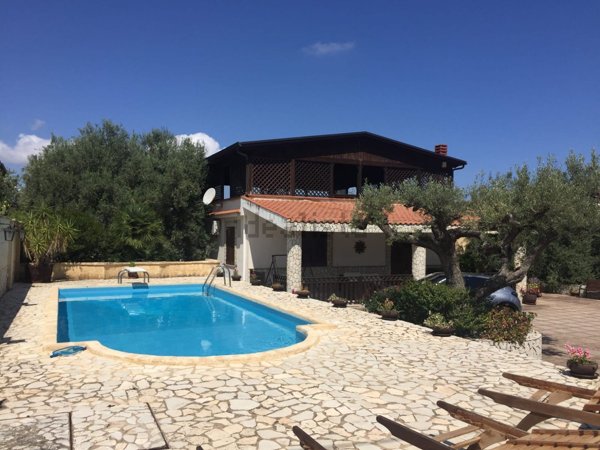 casa indipendente in vendita ad Altavilla Milicia in zona Torre Colonna