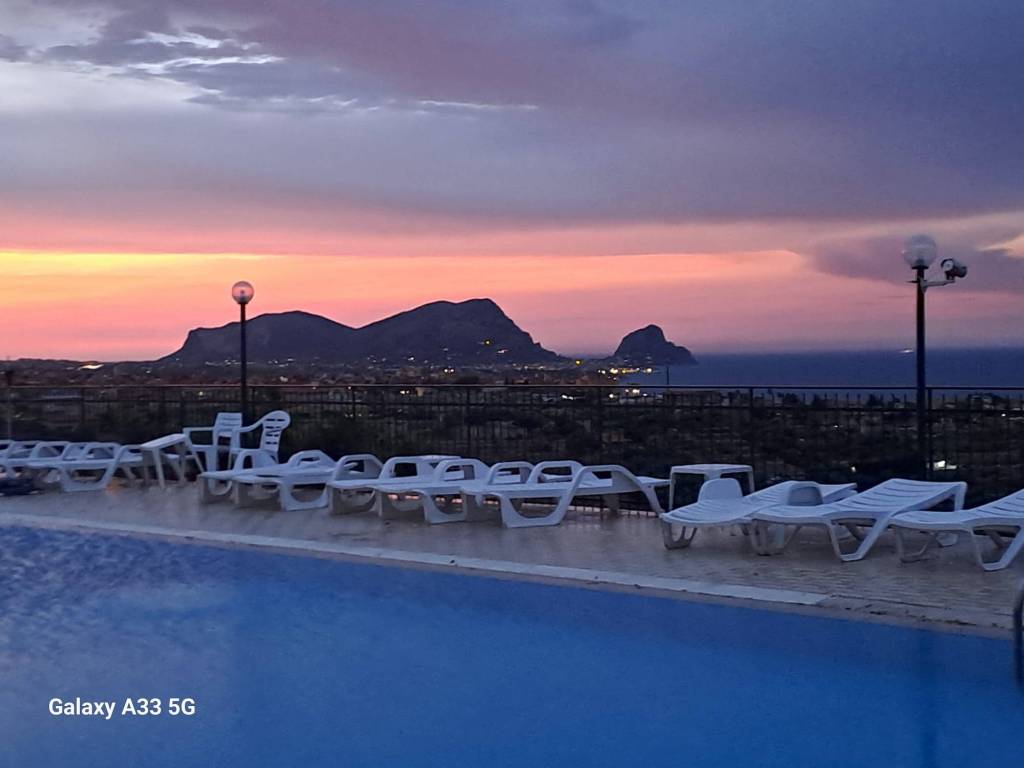 casa indipendente in vendita ad Altavilla Milicia in zona Torre Colonna