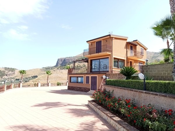 casa indipendente in vendita ad Altavilla Milicia