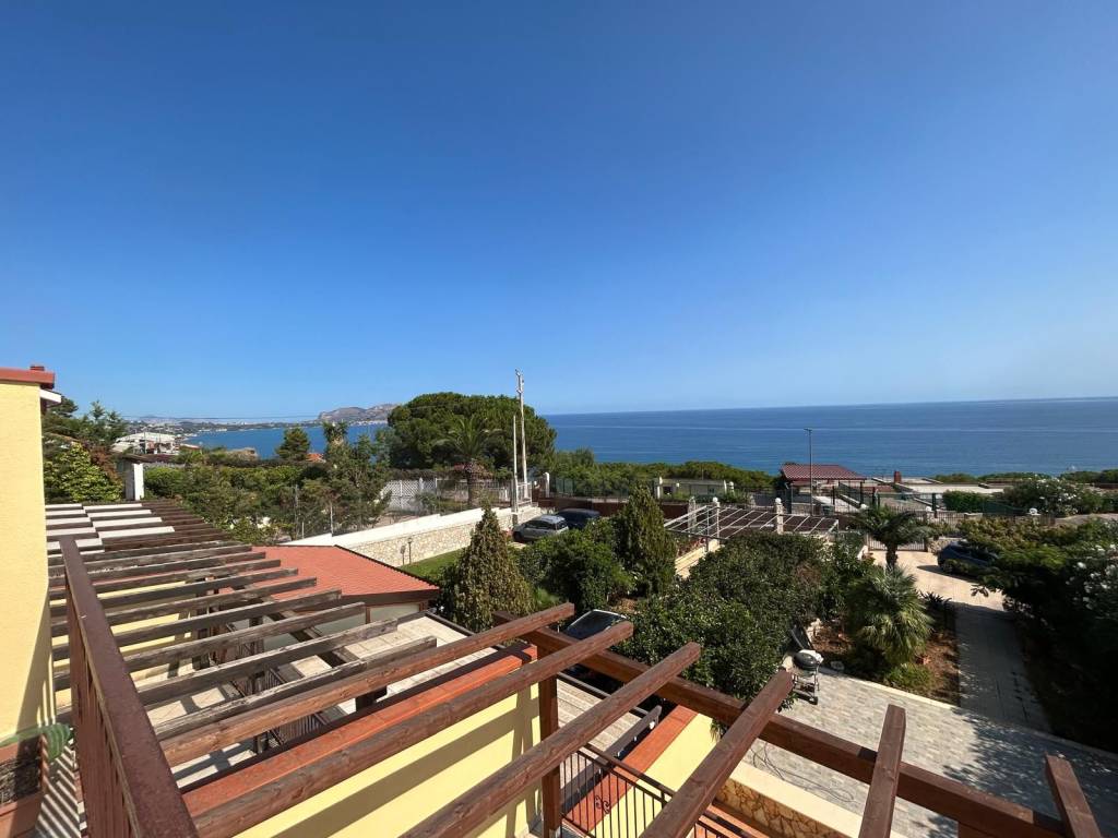 casa indipendente in vendita ad Altavilla Milicia in zona Torre Colonna