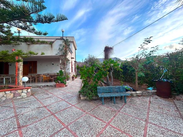 casa indipendente in vendita ad Altavilla Milicia in zona Torre Colonna
