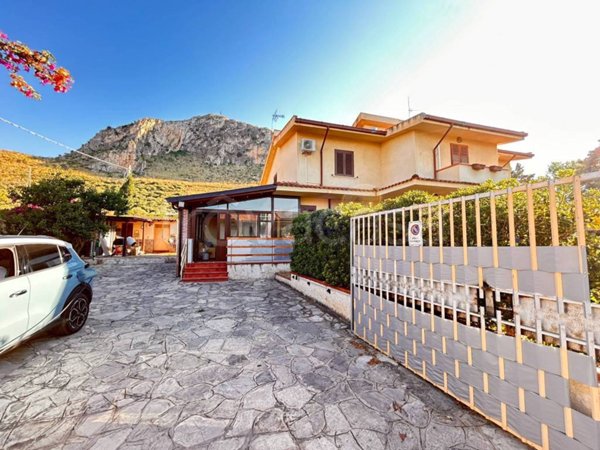 casa indipendente in vendita ad Altavilla Milicia in zona Torre Colonna