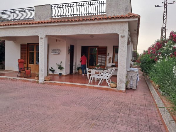 esavano in vendita ad Altavilla Milicia in zona Torre Colonna