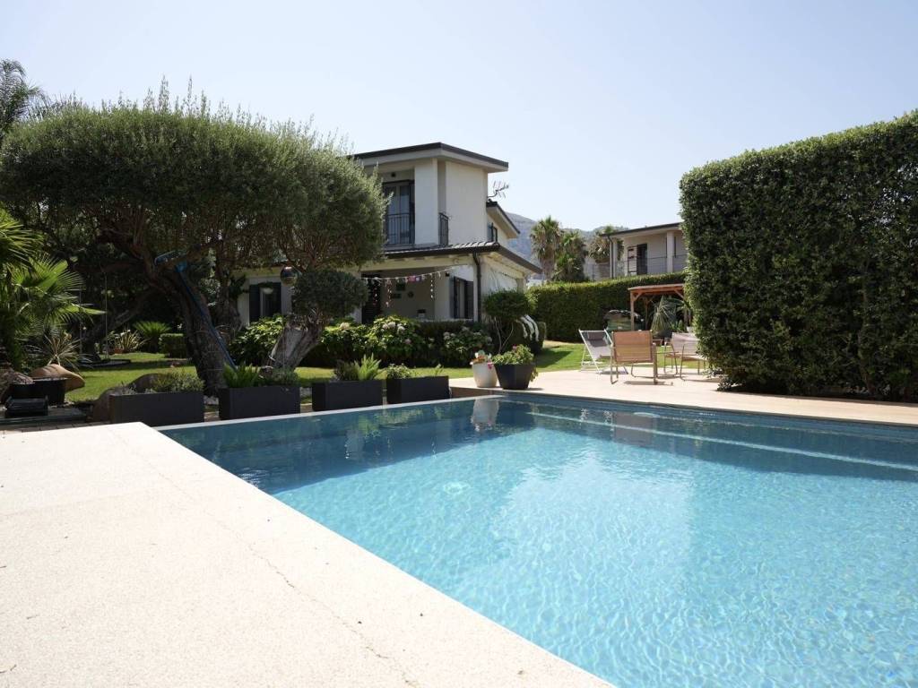 casa indipendente in vendita ad Altavilla Milicia in zona Torre Colonna
