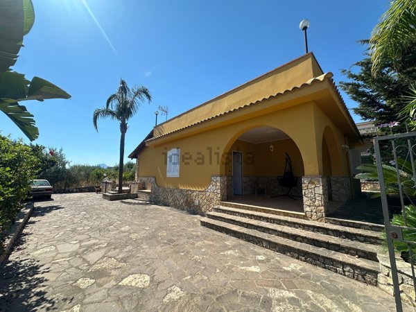 casa indipendente in vendita ad Altavilla Milicia in zona Torre Colonna