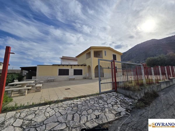 casa indipendente in vendita ad Altavilla Milicia in zona Torre Colonna