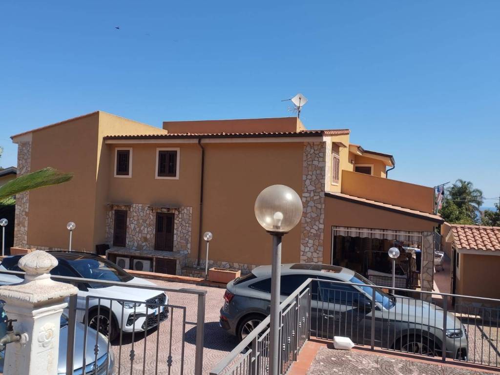 casa indipendente in vendita ad Altavilla Milicia in zona Torre Colonna