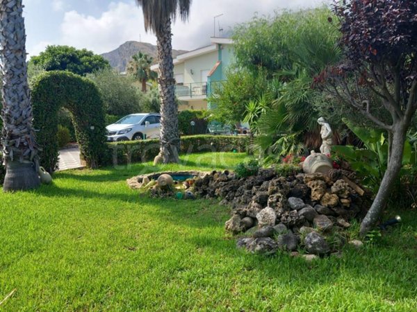 casa indipendente in vendita ad Altavilla Milicia in zona Torre Colonna