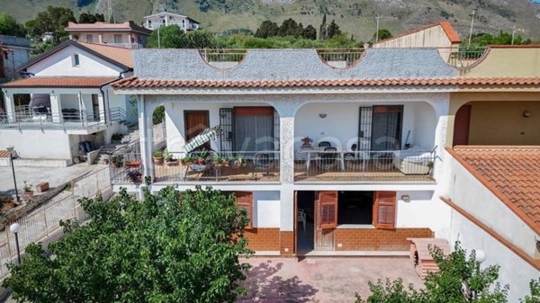 casa indipendente in vendita ad Altavilla Milicia in zona Torre Colonna