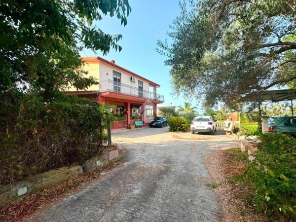 casa indipendente in vendita ad Altavilla Milicia in zona Torre Colonna