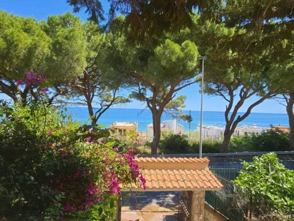 casa indipendente in vendita ad Altavilla Milicia in zona Torre Colonna