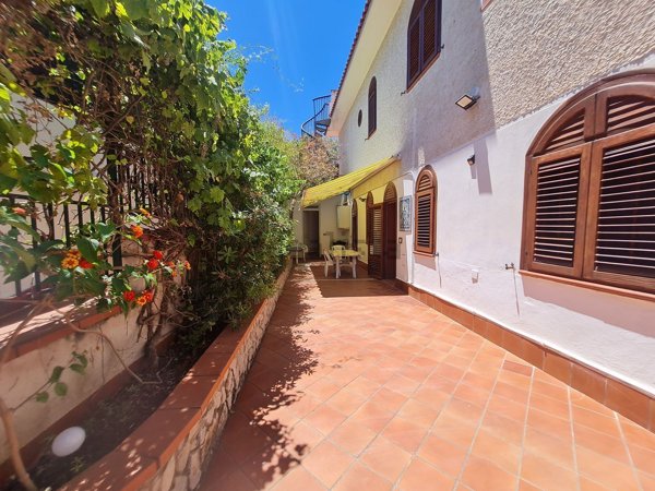 casa indipendente in vendita ad Altavilla Milicia in zona Torre Colonna