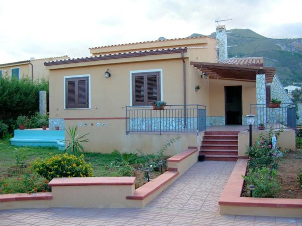 casa indipendente in vendita ad Altavilla Milicia in zona Torre Colonna