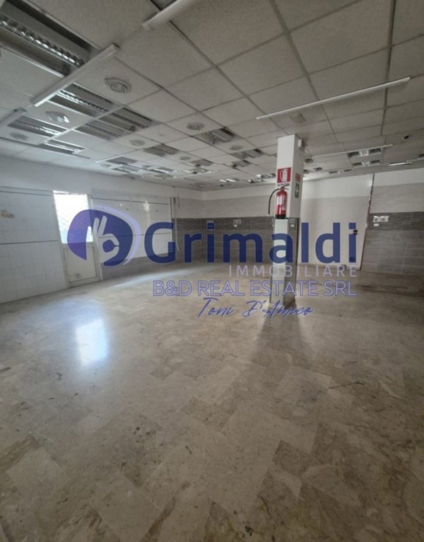 locale commerciale in vendita a Bagheria
