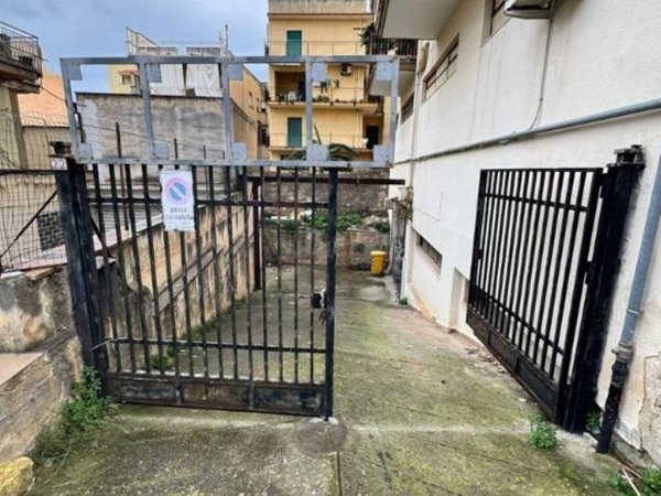 locale commerciale in vendita a Bagheria