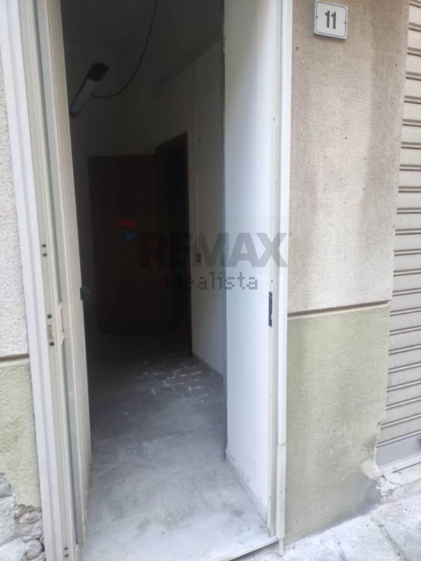 locale commerciale in vendita a Bagheria in zona Centro Città