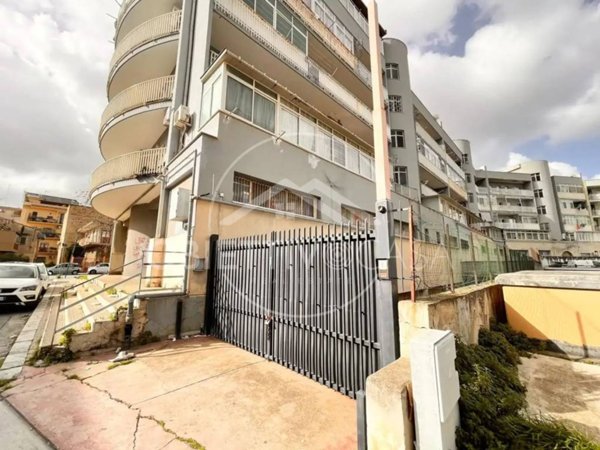 locale commerciale in vendita a Bagheria