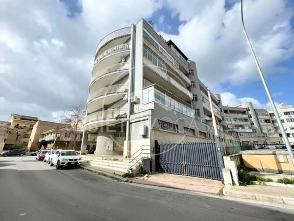 locale commerciale in vendita a Bagheria