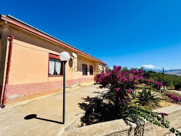 casa indipendente in vendita a Caccamo