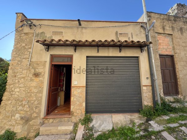 locale di sgombero in vendita a Caccamo