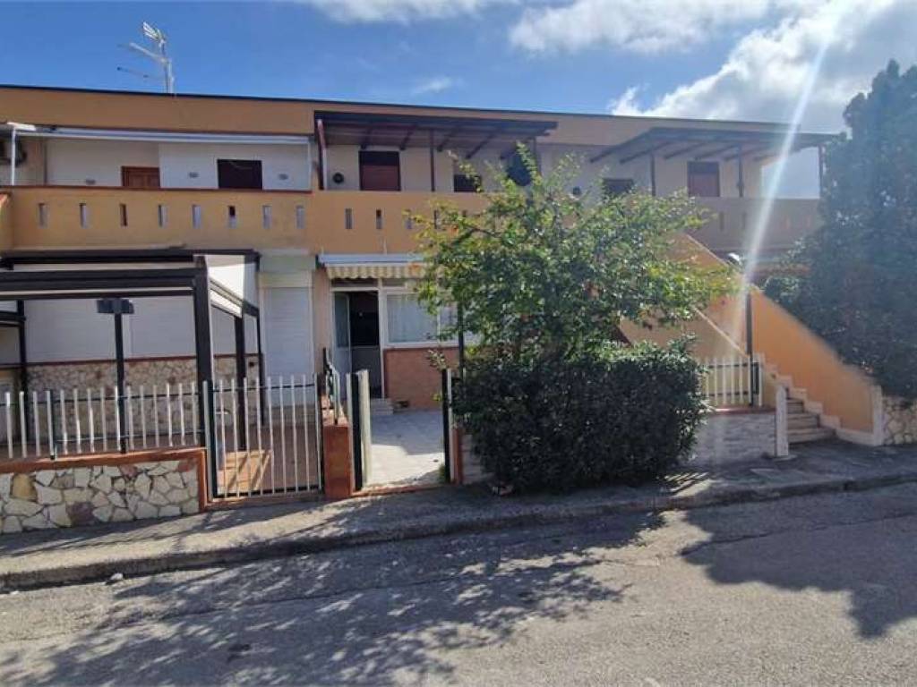 casa indipendente in vendita a Campofelice di Roccella