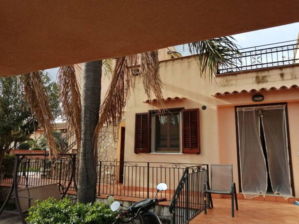 casa indipendente in vendita a Campofelice di Roccella