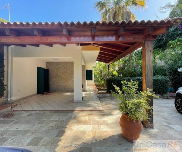 casa indipendente in vendita a Campofelice di Roccella