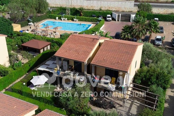 casa indipendente in vendita a Campofelice di Roccella