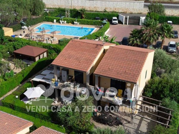 casa indipendente in vendita a Campofelice di Roccella
