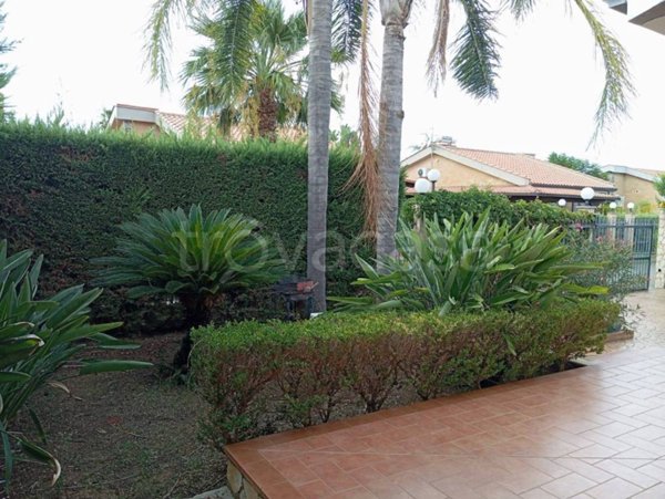 casa indipendente in vendita a Campofelice di Roccella