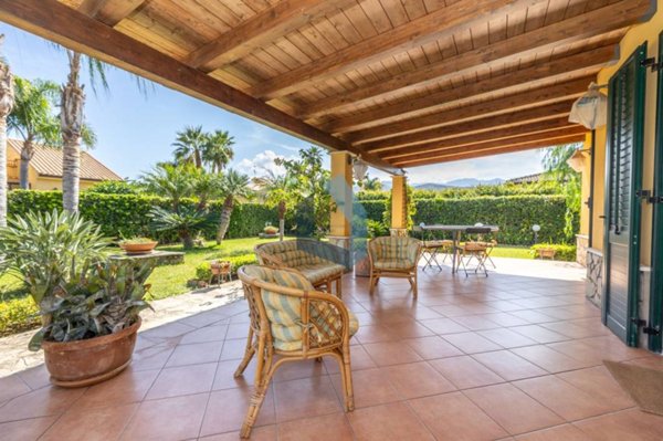 casa indipendente in vendita a Campofelice di Roccella