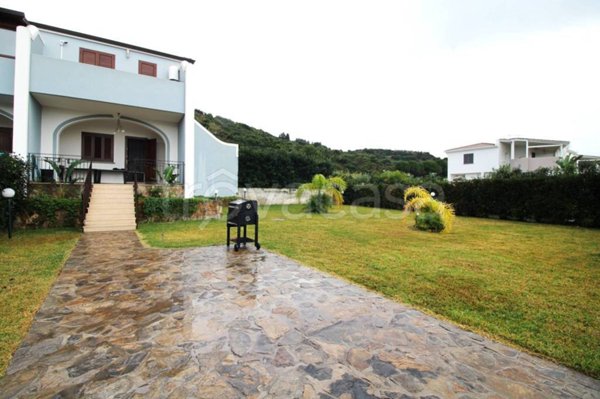 casa indipendente in vendita a Campofelice di Roccella