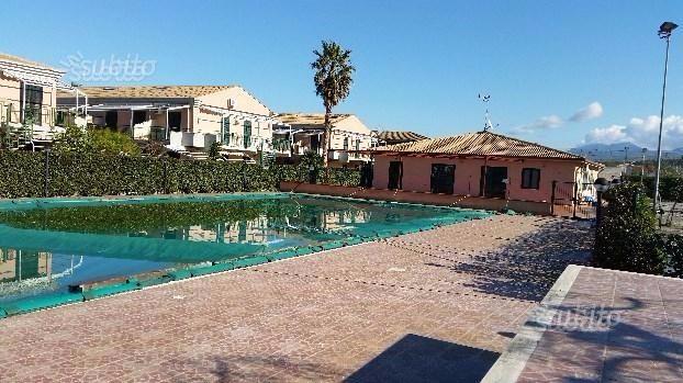 casa indipendente in vendita a Campofelice di Roccella