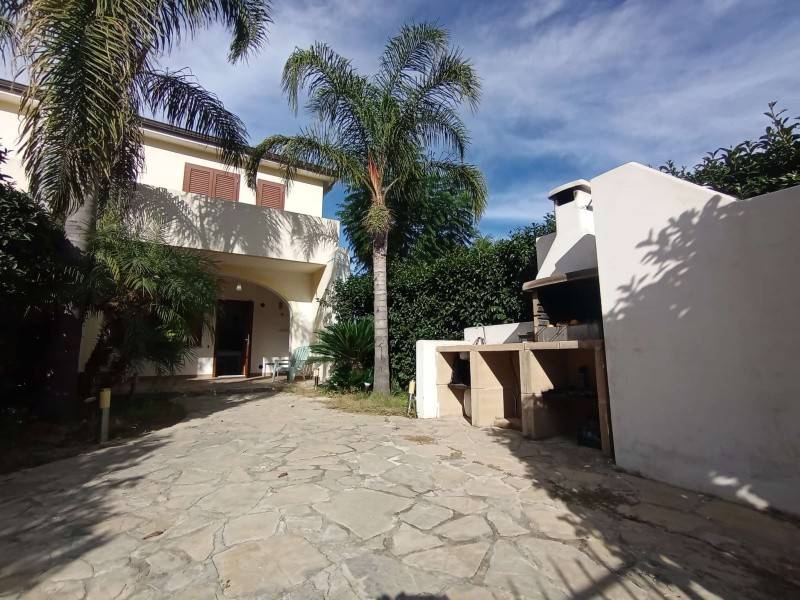 casa indipendente in vendita a Campofelice di Roccella