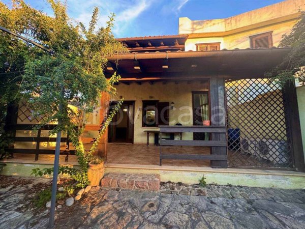 casa indipendente in vendita a Campofelice di Roccella