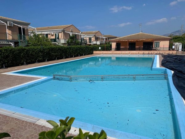 casa indipendente in vendita a Campofelice di Roccella