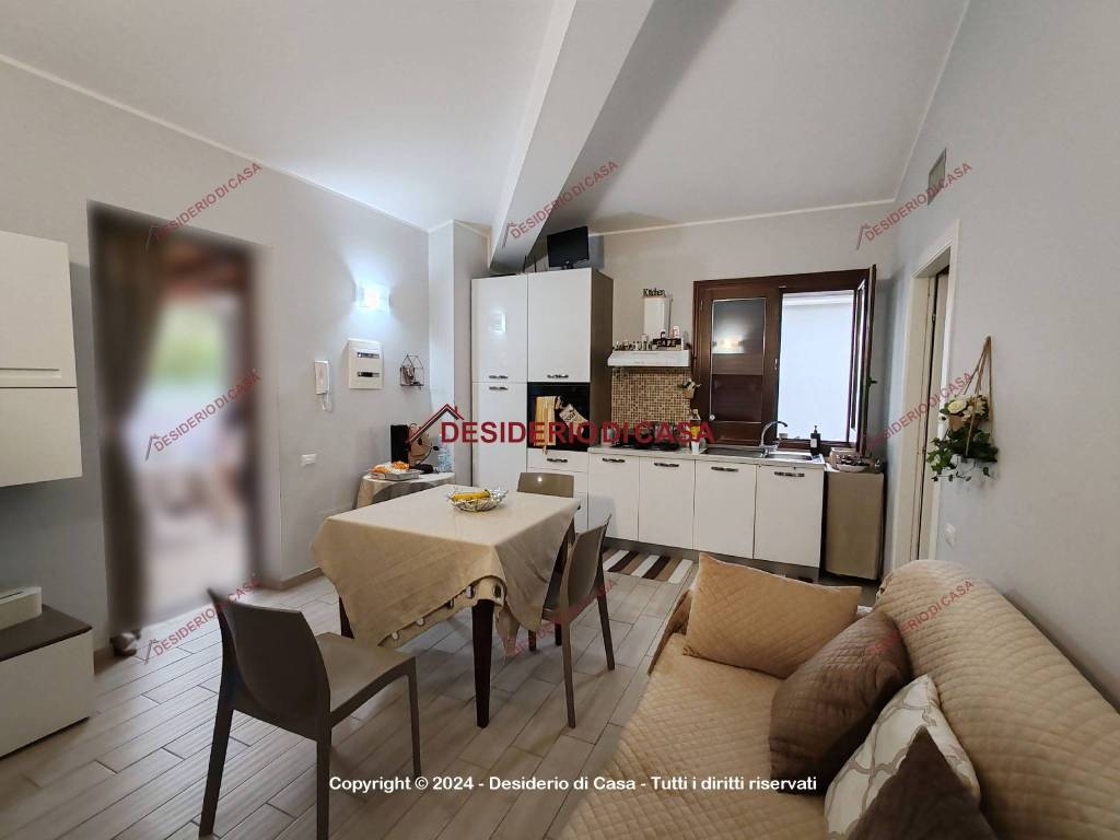 appartamento in vendita a Campofelice di Roccella