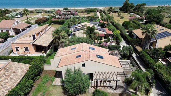 casa indipendente in vendita a Campofelice di Roccella