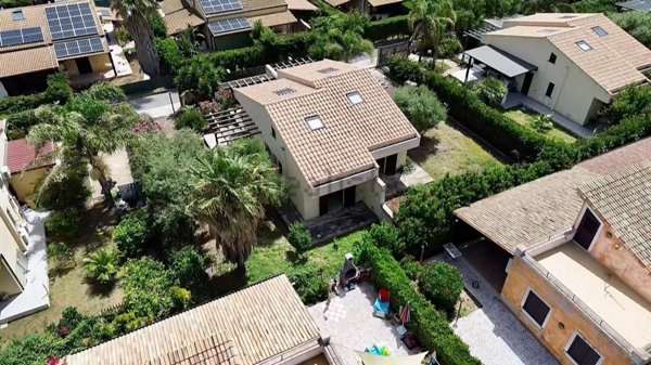 casa indipendente in vendita a Campofelice di Roccella