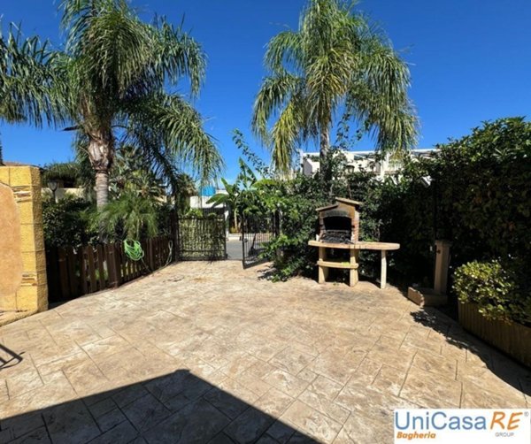 casa indipendente in vendita a Campofelice di Roccella