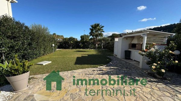 casa indipendente in vendita a Campofelice di Roccella