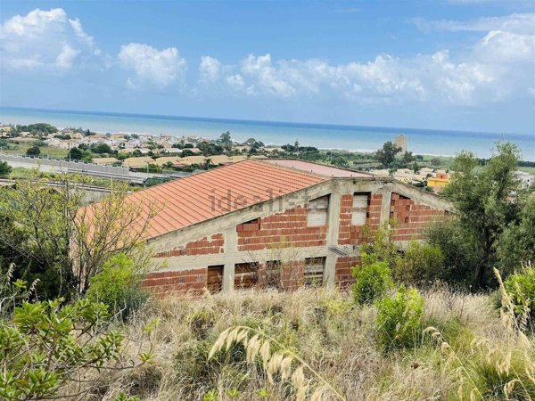 casa indipendente in vendita a Campofelice di Roccella