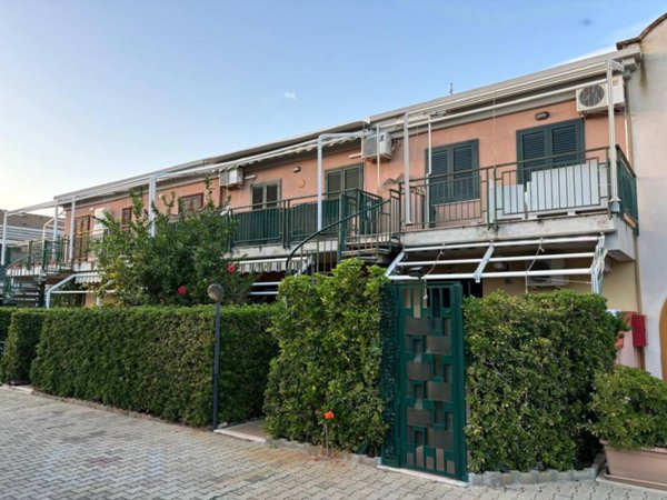 casa indipendente in vendita a Campofelice di Roccella