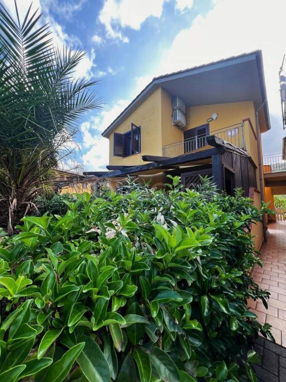 casa indipendente in vendita a Campofelice di Roccella