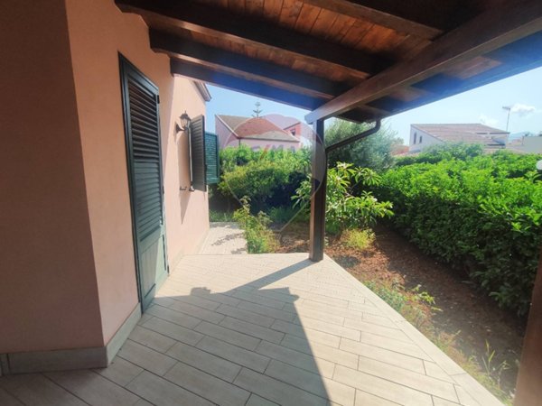 casa indipendente in vendita a Campofelice di Roccella